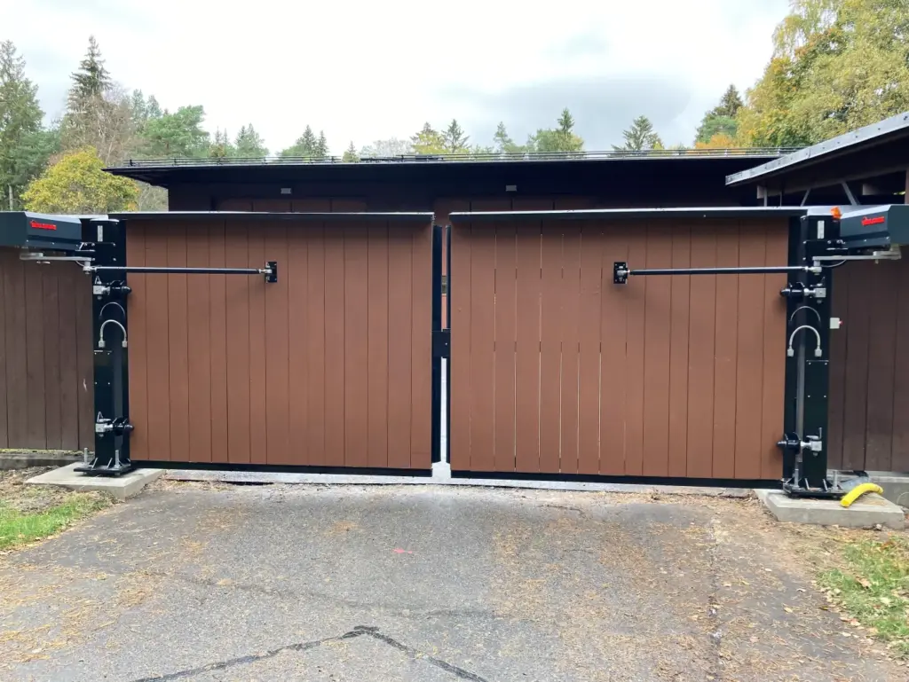 Motordriven slaggrind med träpanel